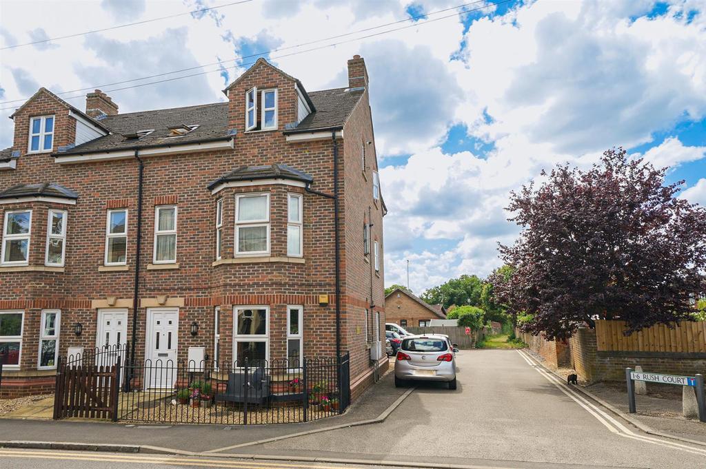 Rush Court, Beaudesert, Leighton Buzzard 2 bed apartment £199,995