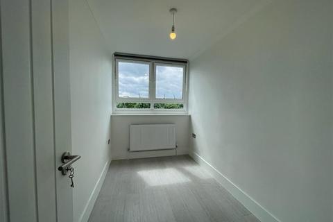 3 bedroom flat to rent - Invergarry House, Carlton Vale, London