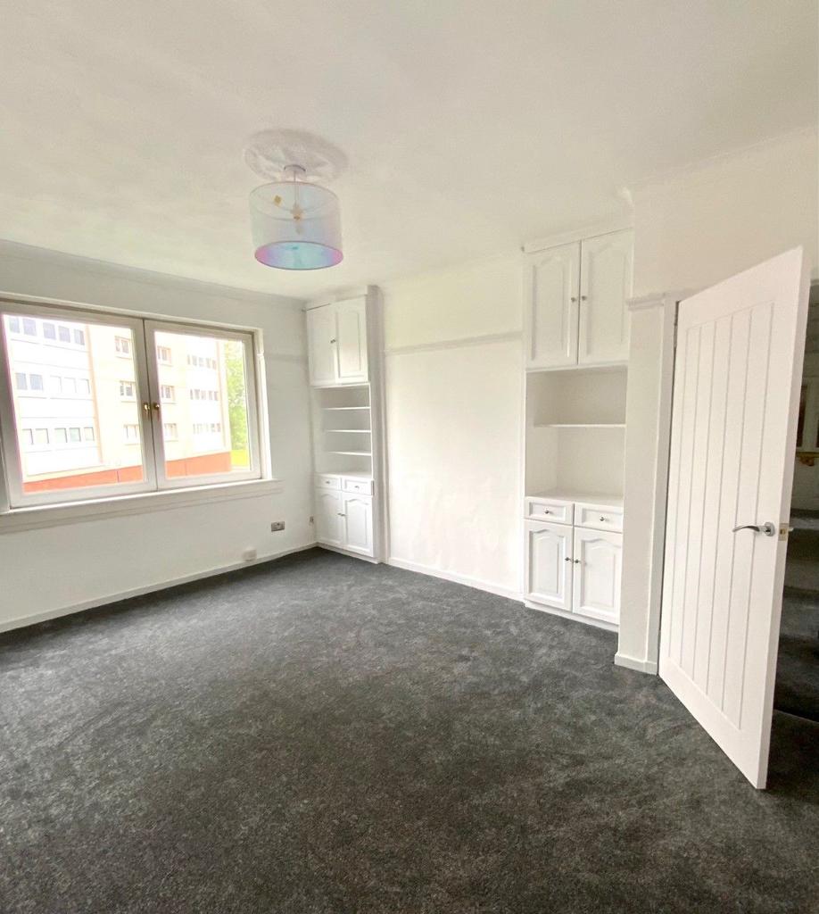 Kirkoswald Drive, Clydebank G81 3 bed flat £700 pcm (£162 pw)