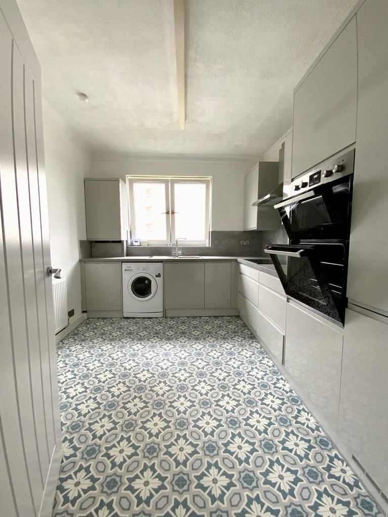 Kirkoswald Drive, Clydebank G81 3 bed flat £700 pcm (£162 pw)