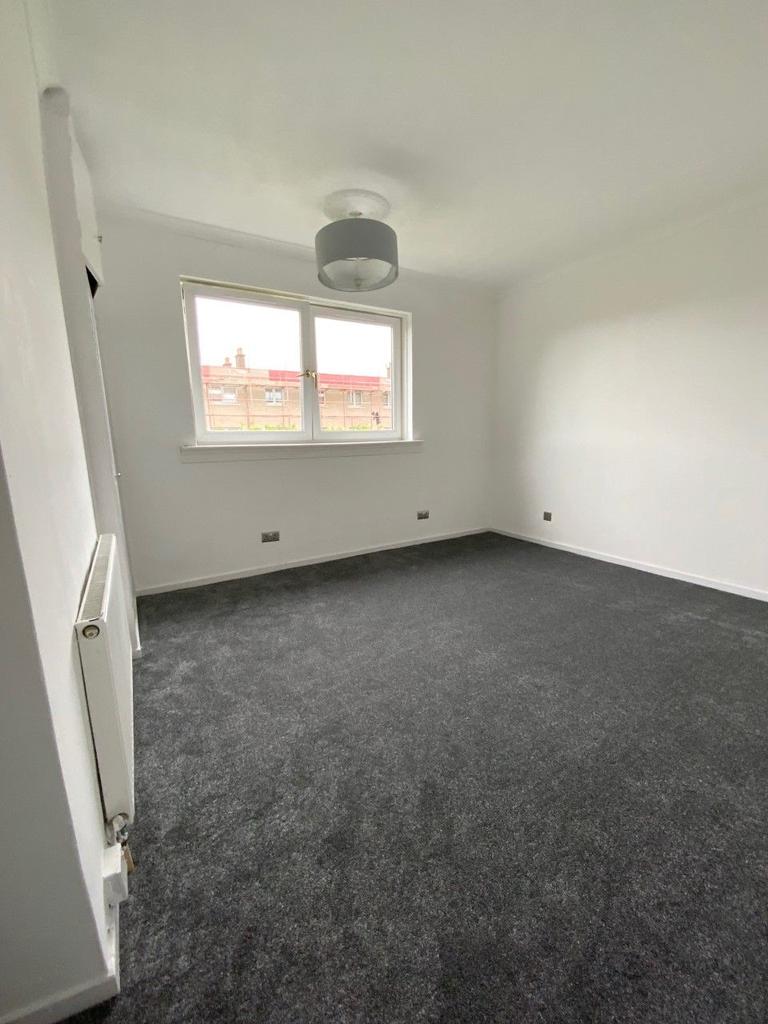 Kirkoswald Drive, Clydebank G81 3 bed flat £700 pcm (£162 pw)