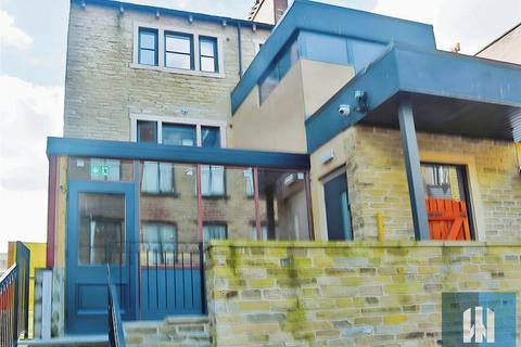 1 bedroom in a house share to rent, Florences Studios, 6 Macaulay Street, Huddersfied, HD1