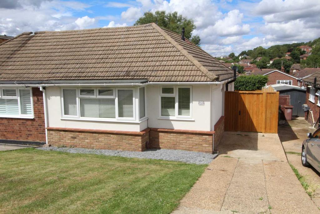 Karen Close, Benfleet 2 bed semidetached bungalow £1,600 pcm (£369 pw)