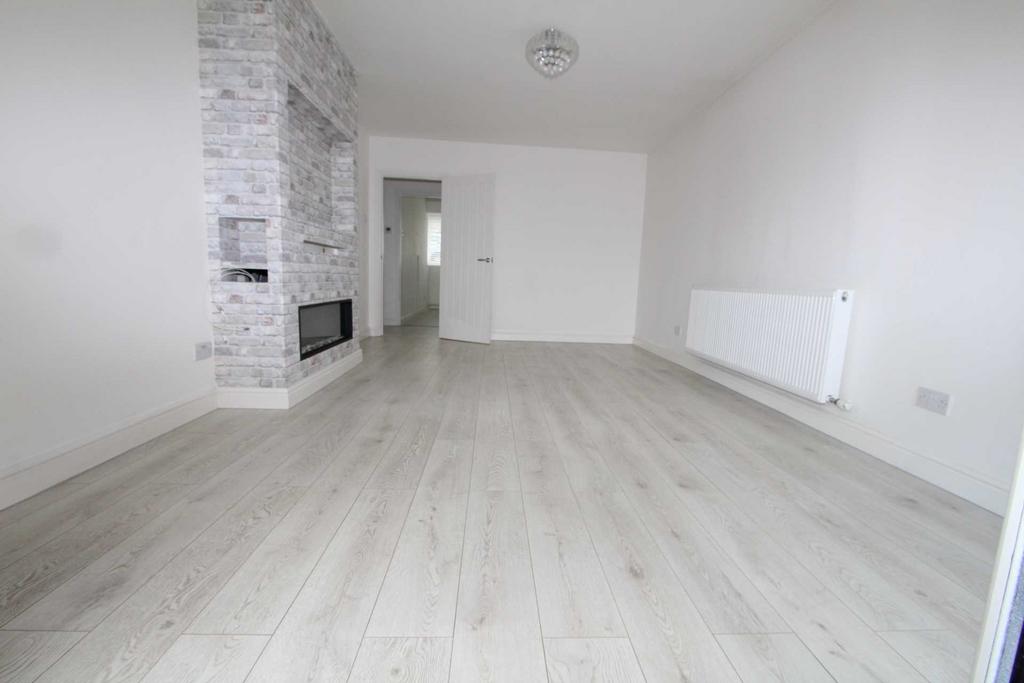 Karen Close, Benfleet 2 bed semidetached bungalow £1,600 pcm (£369 pw)