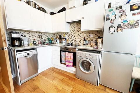 2 bedroom flat to rent, Rathcoole Gardens, London N8