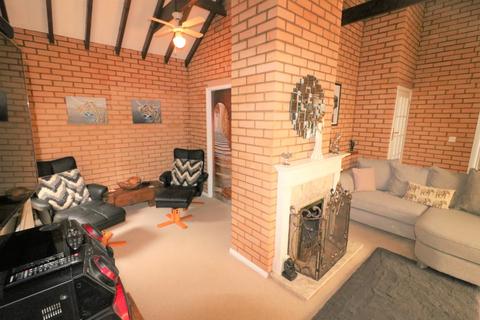 4 bedroom bungalow for sale - Luton Road, Wilstead, MK45