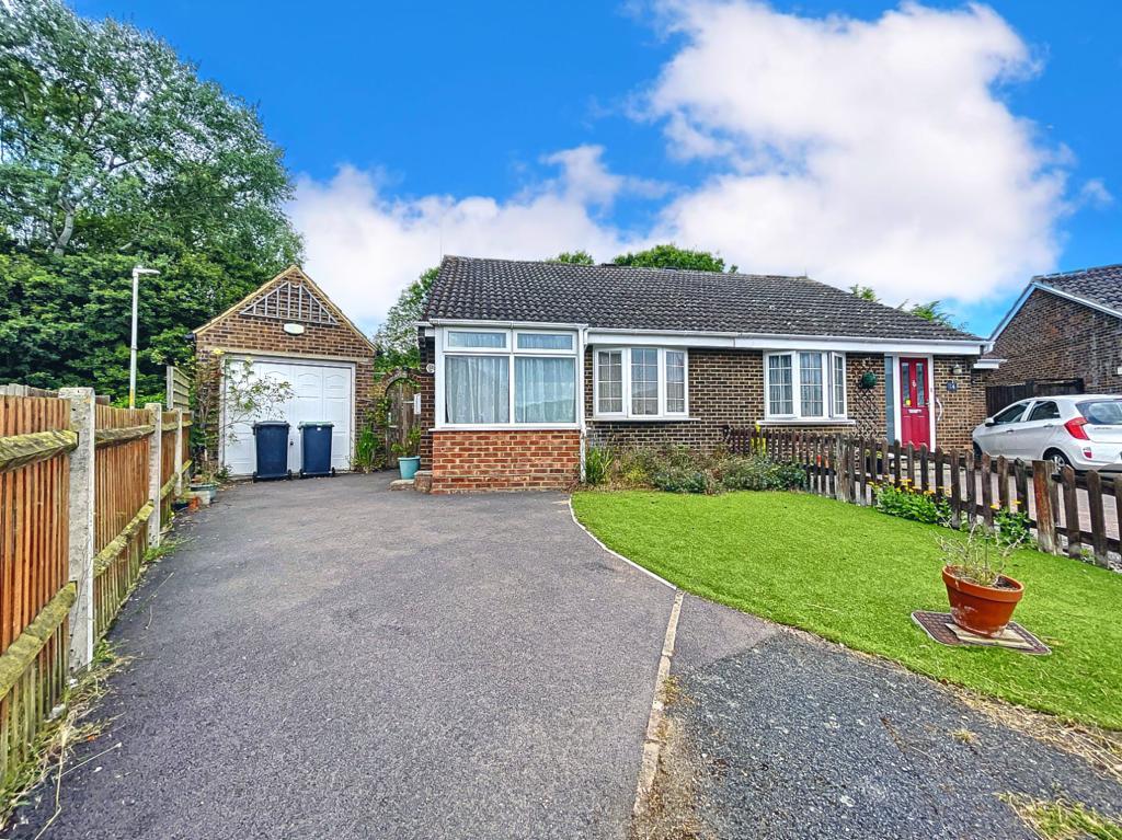 Midsummer Road, Snodland, Kent, ME6 5RP 2 bed semidetached bungalow
