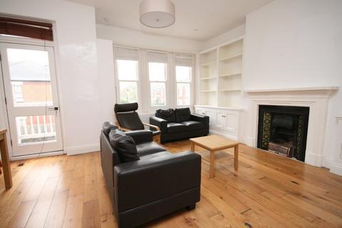 2 bedroom flat to rent, Rathcoole gardens, Crouch Hill