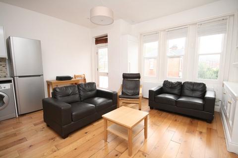 2 bedroom flat to rent, Rathcoole gardens, Crouch Hill