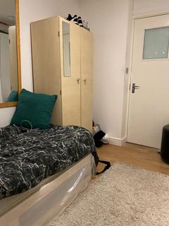 1 bedroom in a house share to rent, Buckingham Road, Room 5, London E18 2NH