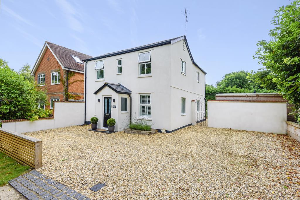 Windlesham Road, West End, GU24 4 bed detached house £3,200 pcm (£738 pw)