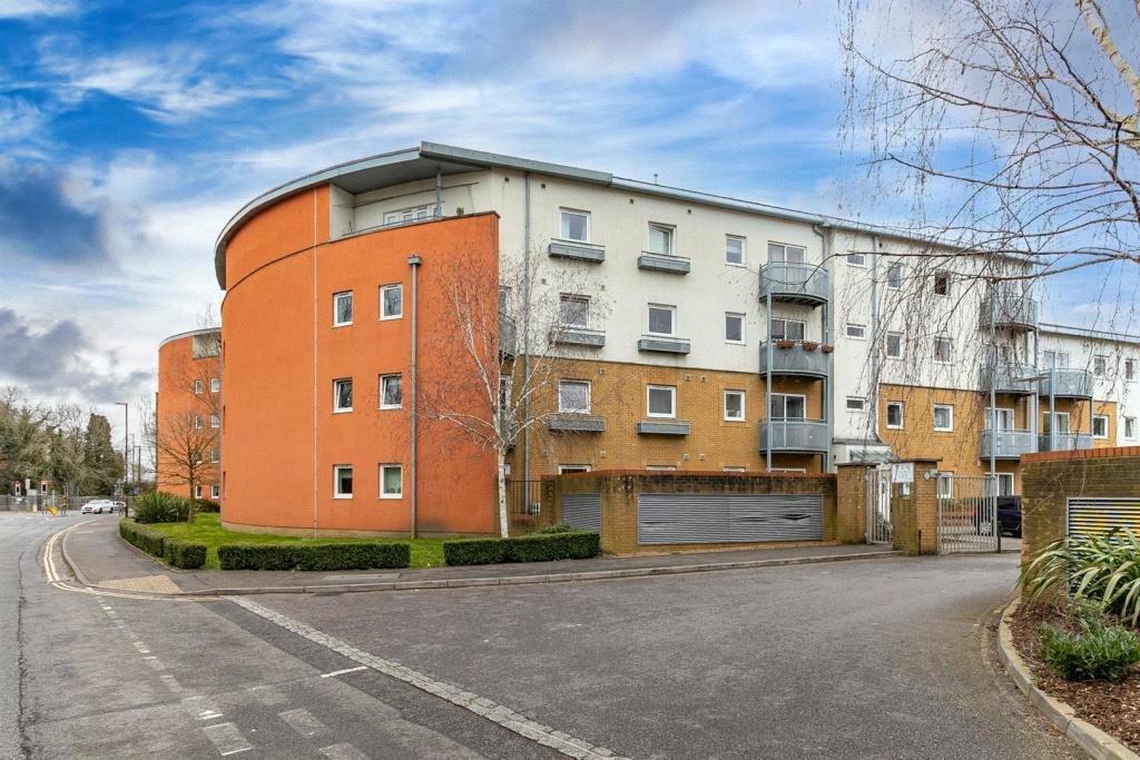 House, Trafalgar Gardens... 2 bed apartment £1,200 pcm (£277 pw)