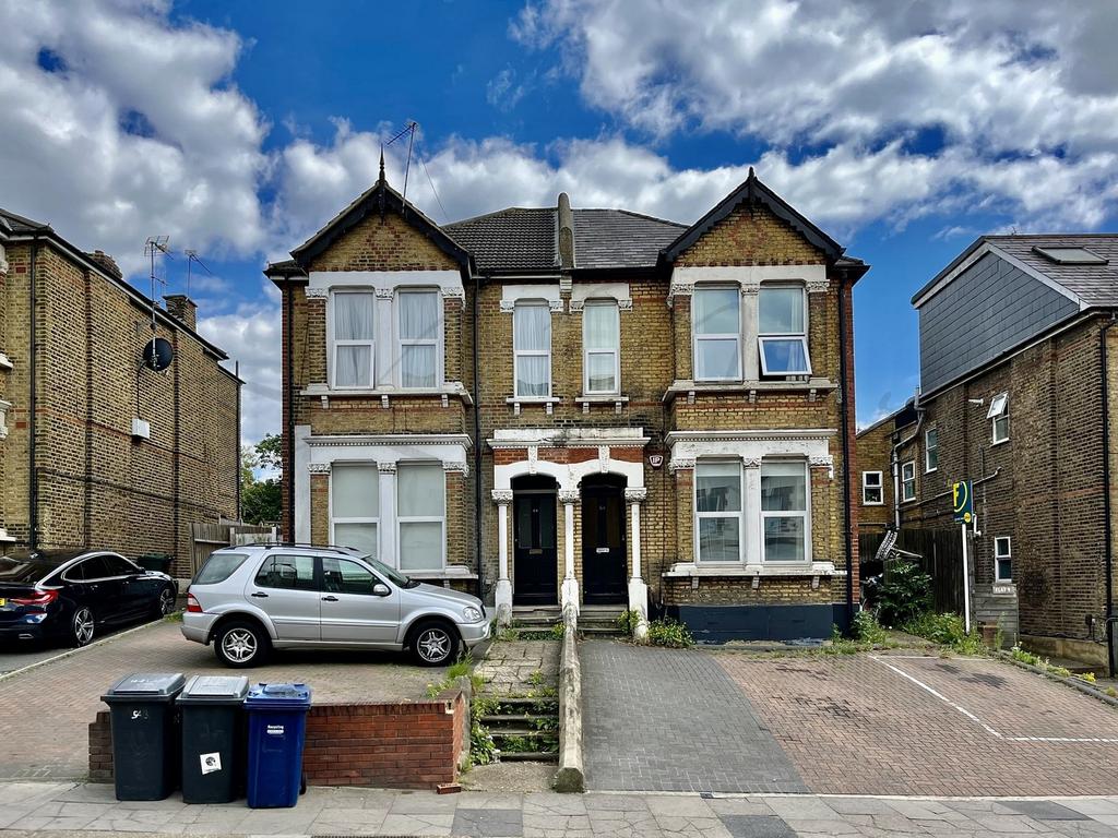 Station Road, Hendon, NW4 3 bed flat £460,000