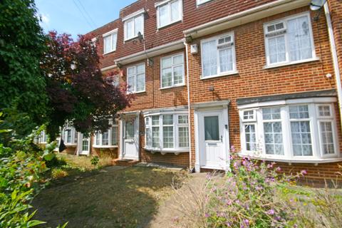 3 bedroom townhouse for sale - Lansbury Avenue,  Romford, RM6