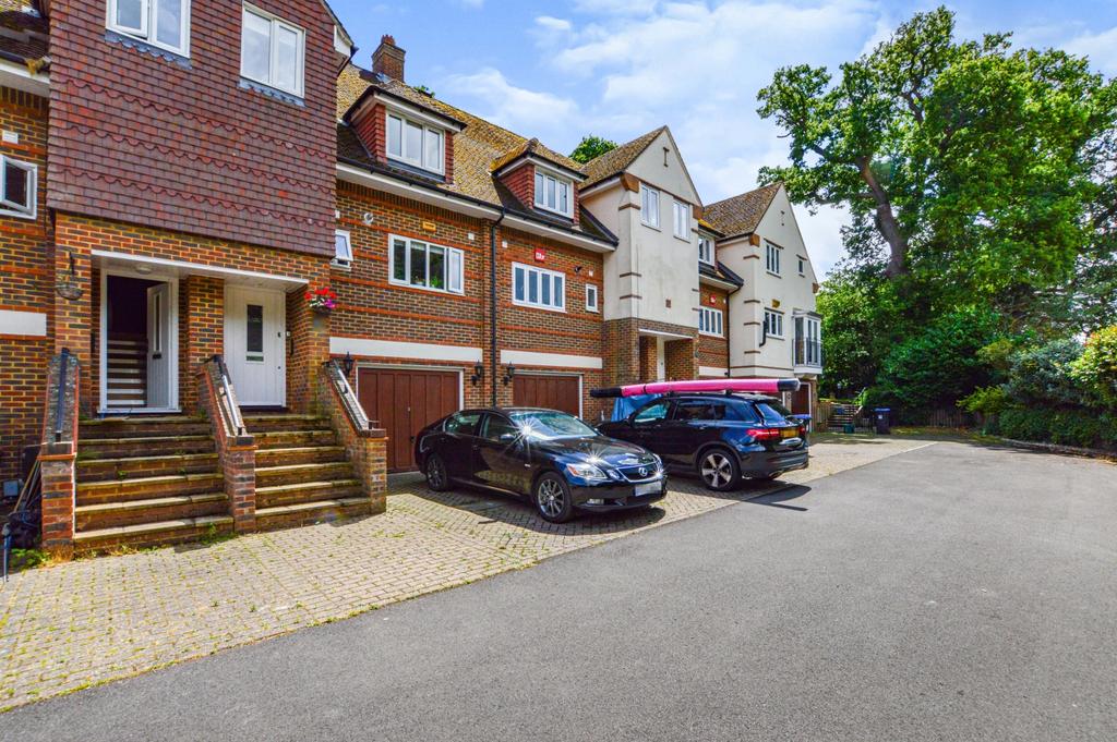 St Nicholas Crescent, Pyrford... 4 bed terraced house £2,500 pcm (£577 pw)