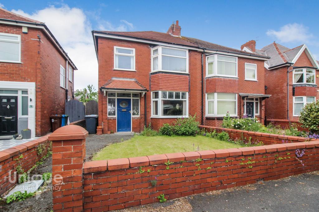 Sandhurst Avenue, Lytham St. Annes, FY8 3 bed semidetached house for