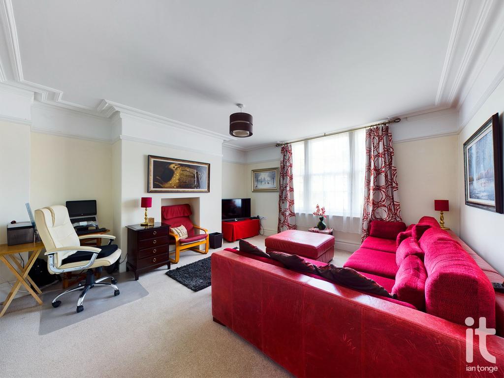 Higher Hillgate, Stockport, SK1 2 bed ground floor flat £200,000