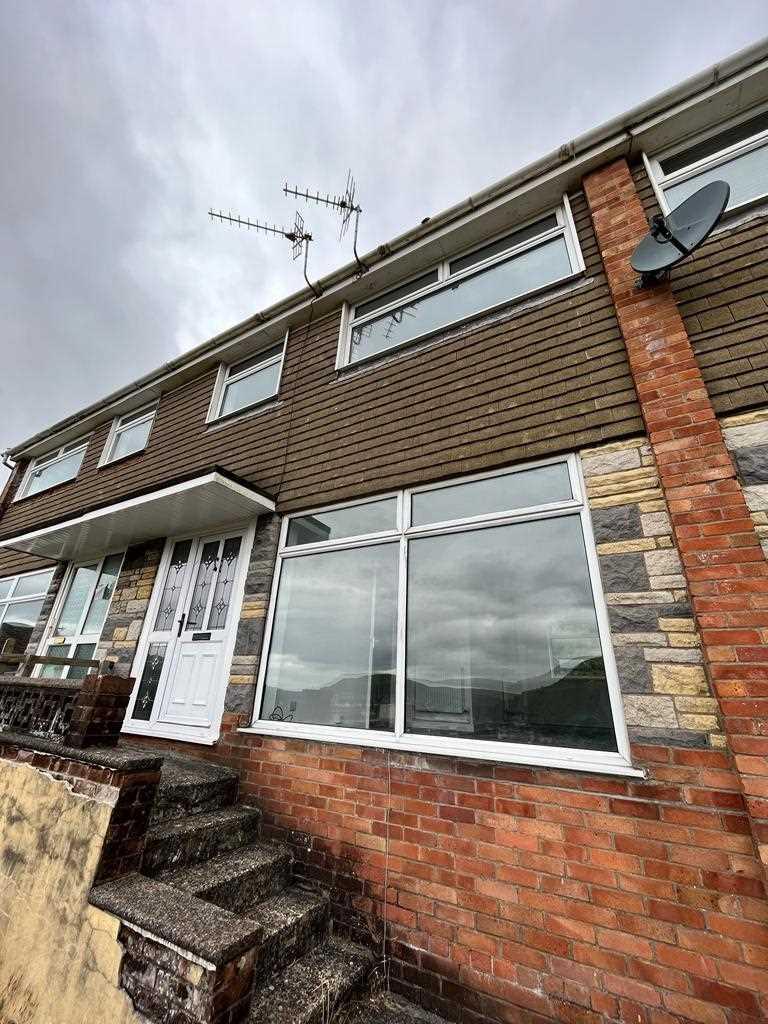 The View, Hillside Close, Llwynypia, Tonypandy 3 bed terraced house for