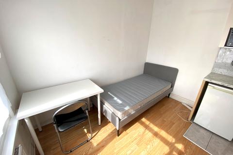 Studio to rent, Ilford Lane, Ilford IG1