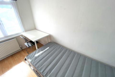 Studio to rent, Ilford Lane, Ilford IG1