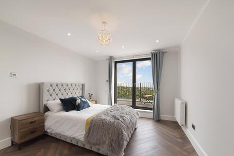 2 bedroom penthouse for sale - South Norwood Hill, London, SE25