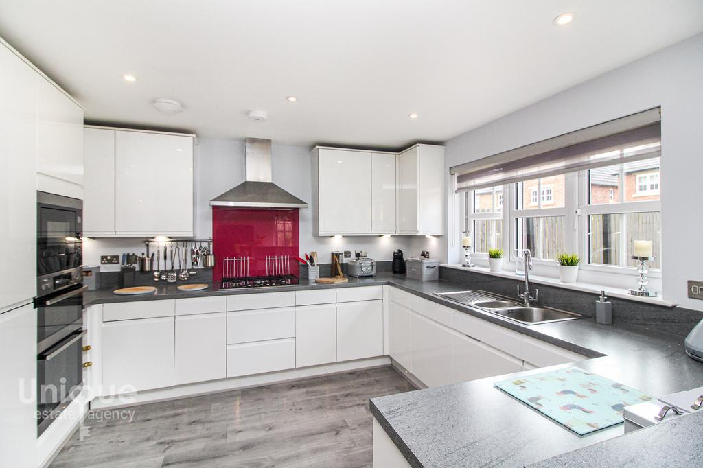 Townshill Drive, Kirkham, PR4 5 bed detached house £450,000