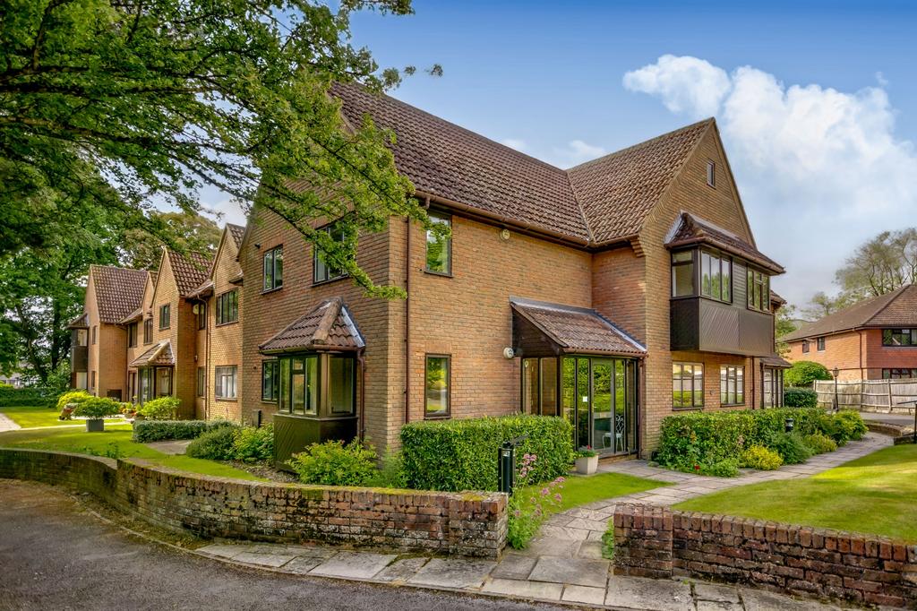 Tudor Park, Amersham 2 bed ground floor flat £500,000