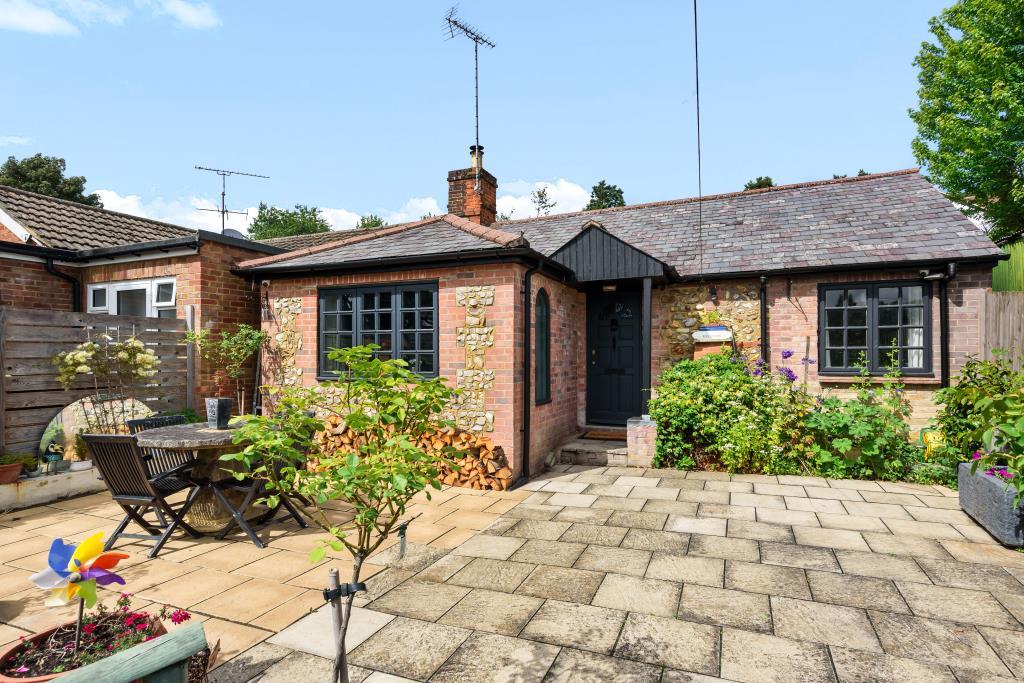 Farnham, Surrey, GU9 2 bed semidetached bungalow for sale £375,000
