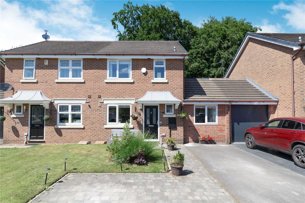 Glenside Drive, Wilmslow, Cheshire, SK9 3 bed semidetached house for