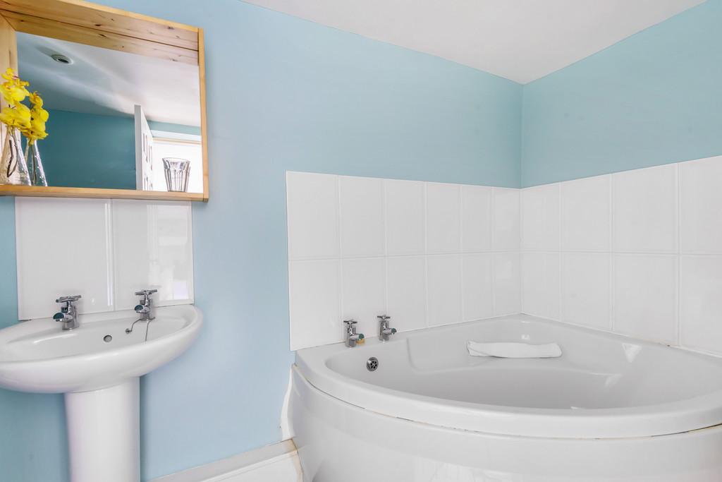 En-Suite Bathroom to Bedroom 3