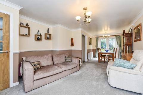 4 bedroom detached house to rent, Salisbury Close, Alton