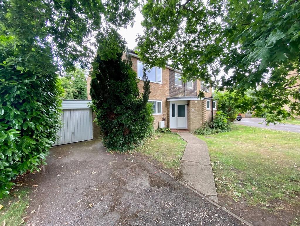 Foxfield Close, Northwood 3 bed semidetached house £1,900 pcm (£438 pw)