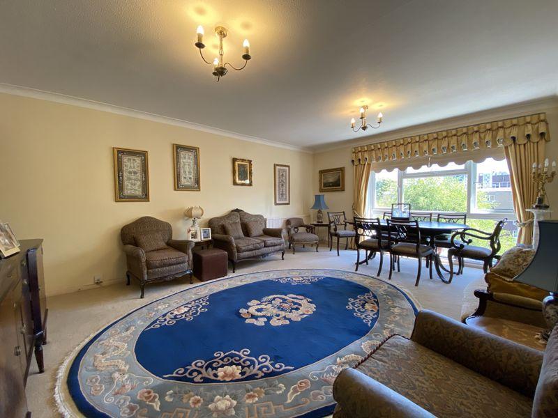 Lodge Close, Edgware 2 bed flat £400,000