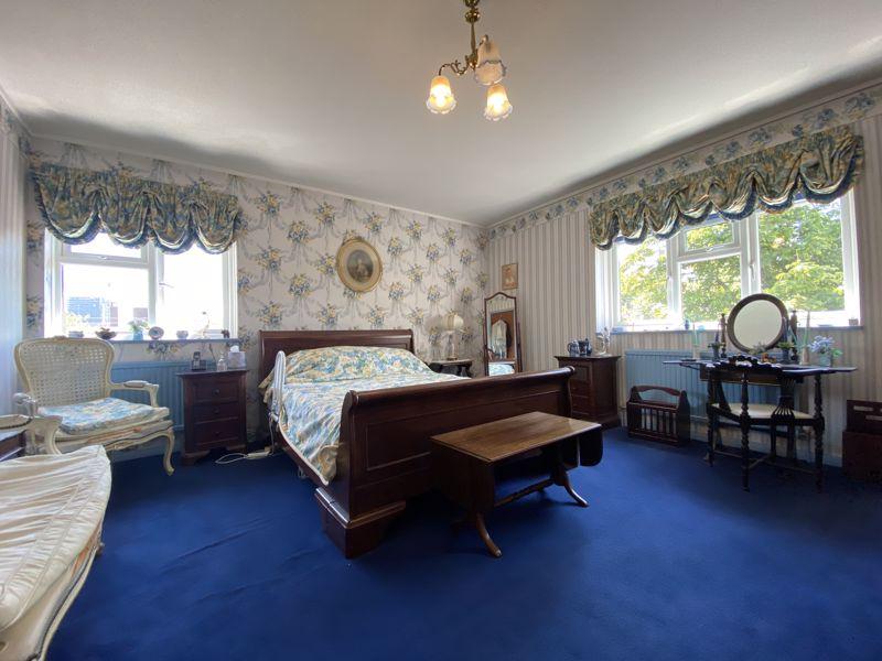 Lodge Close, Edgware 2 bed flat £400,000