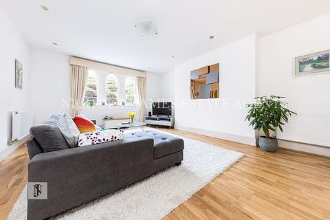 3 bedroom apartment to rent, Princess Park Manor, Royal Drive, N11