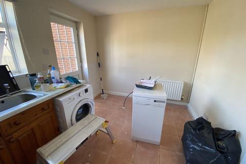 2 bedroom terraced house to rent - New Road, Bristol