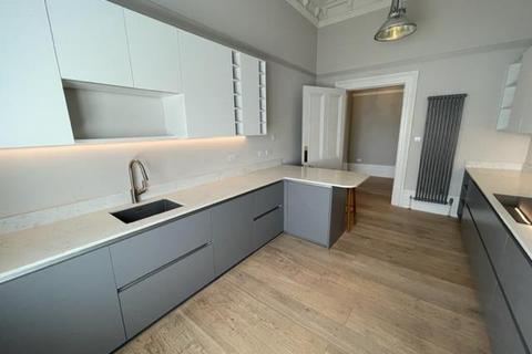 3 bedroom flat to rent - Kings Gardens, Hove