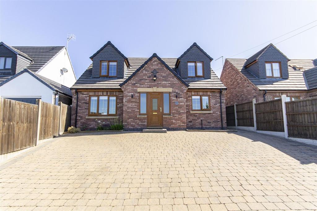 Newbridge Lane, Old Whittington, Chesterfield 3 bed detached house for