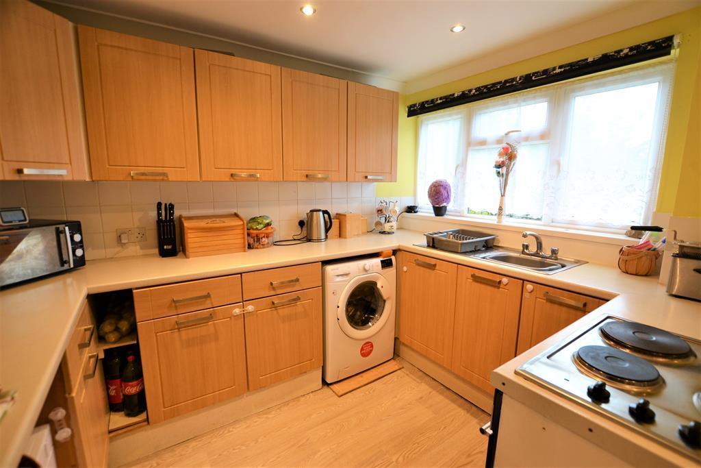 Long Cross, Felton, Bristol, BS40 9YH 2 bed flat £160,000