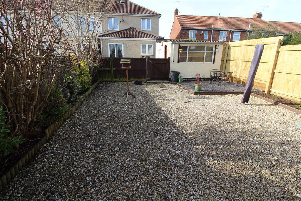 Walsh Avenue, Hengrove, Bristol, BS14 9SL 2 bed flat £189,995