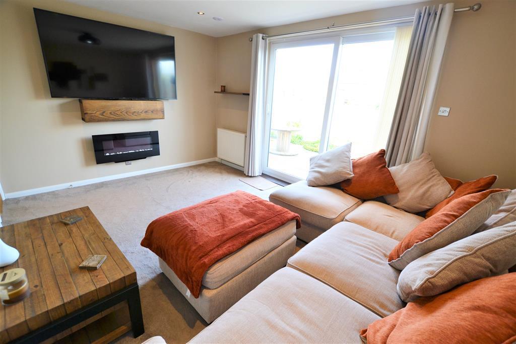 Wrington Crescent, Bedminster Down, Bristol, BS13 3 bed semidetached house £390,000