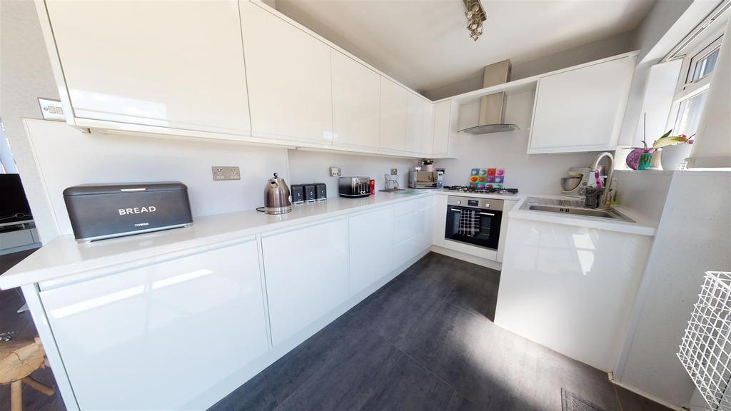 Raeburn Drive, Bradford 4 bed semidetached house £239,950