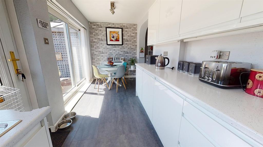 Raeburn Drive, Bradford 4 bed semidetached house £239,950