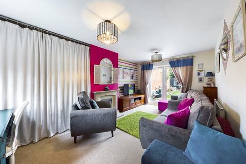 3 bedroom semi-detached house for sale - Barton Close, Innsworth, Gloucester, Gloucestershire, GL3