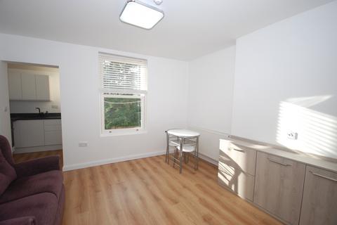 Studio to rent - 8 Milverton Hill, Leamington Spa, Warwickshire, CV32