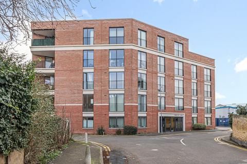 2 bedroom flat for sale, Cowleaze Road, Kingston upon Thames
