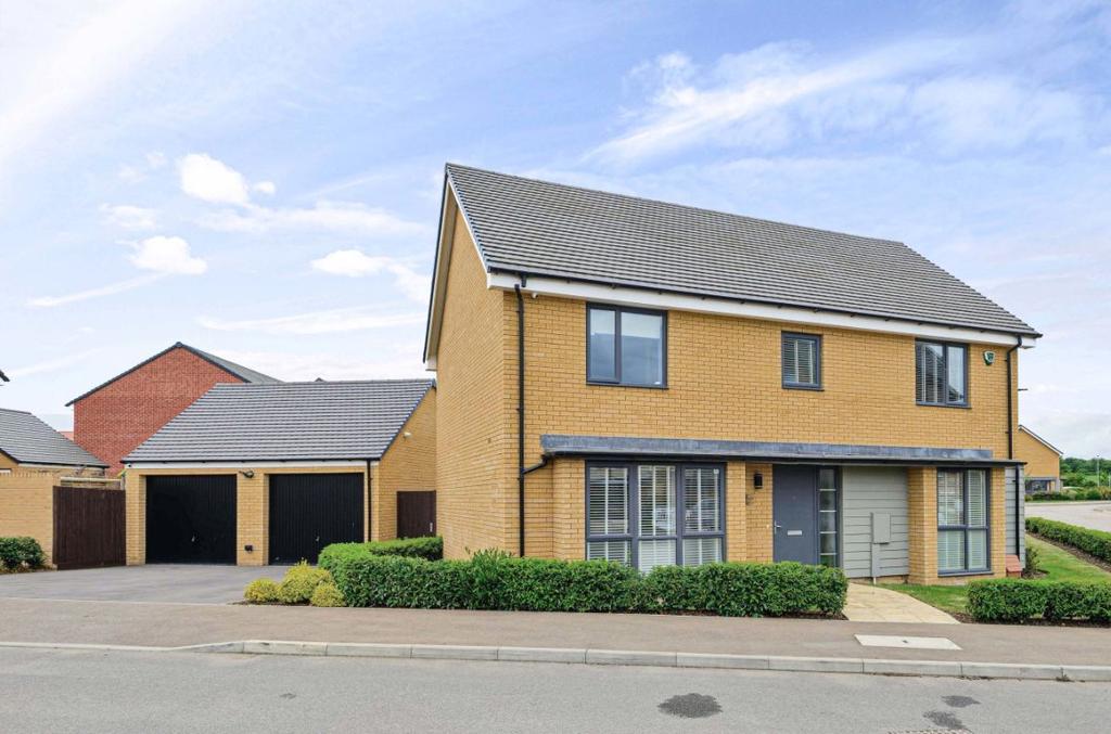 Buckworth Drive, Wootton, Bedford 4 bed detached house £575,000