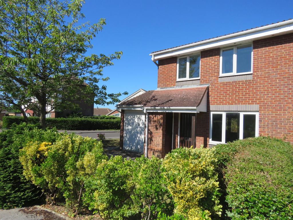 Stag Close, New Milton, BH25 5GD 3 bed semidetached house £1,395 pcm