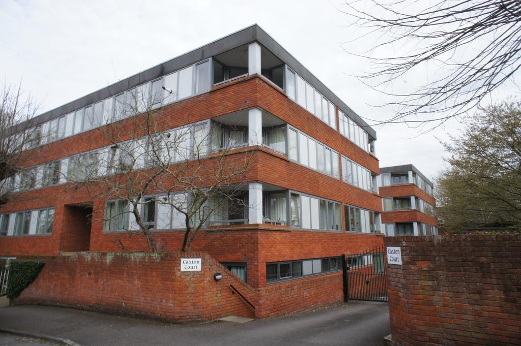 St. Marks Road, HenleyonThames RG9 2 bed flat £1,200 pcm (£277 pw)