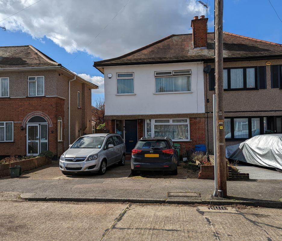 77 Frogmore Avenue, Hayes, Middlesex... 3 bed semidetached house £285,000